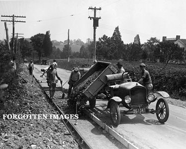 EARLY DUMP TRUCK ROAD CONSTRUCTION CREW 1920s PHOTO  