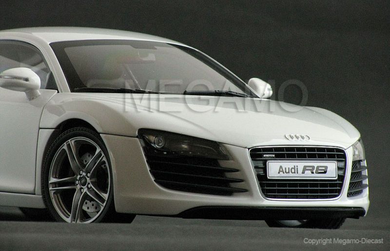 18 Kyosho Audi R8 White FSI 4.2 V8 Black Blade  