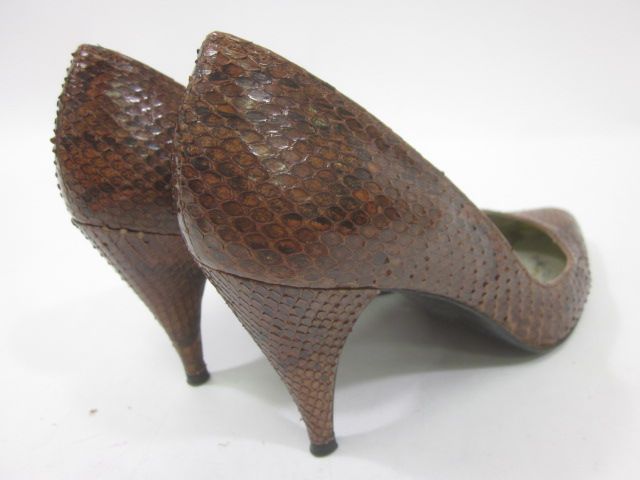 You are bidding on ARLENE LA MARCA Brown Snakeskin Pointed Toe Pumps 