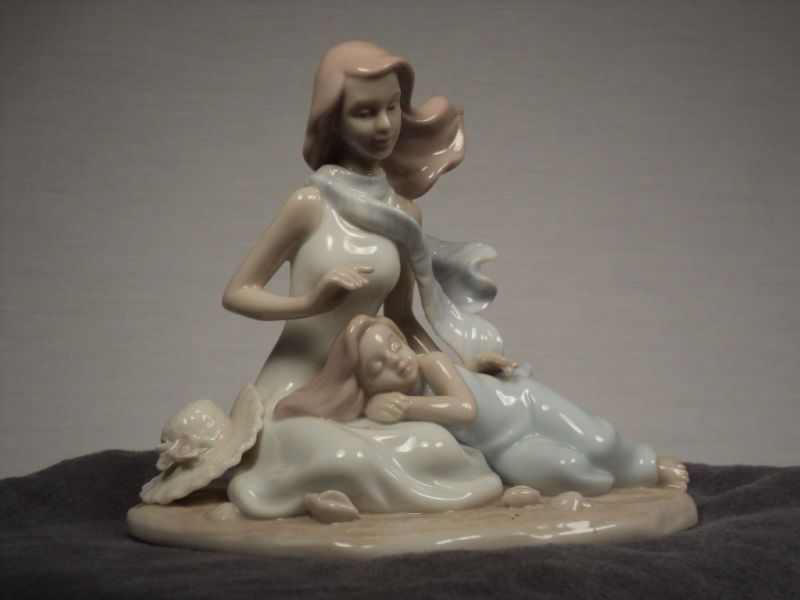 Valencia  Mother and Child  Porcelain 5.50in.  