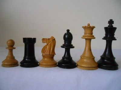 ANTIQUE 1910 ENGLISH STAUNTON /AYERS CHESS SET & MAHOGANY TABLE 