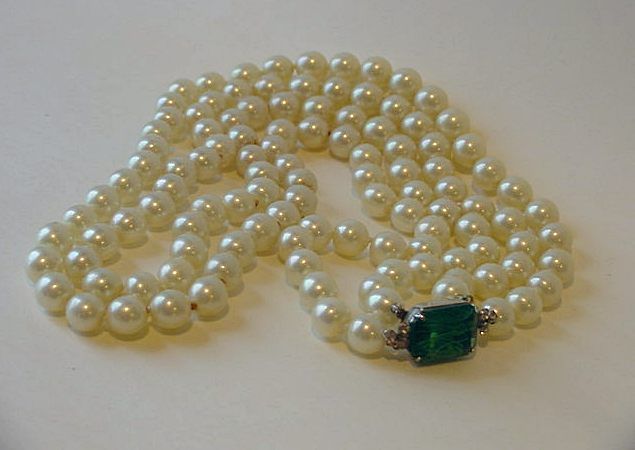 VTG VOGUE NECKLACE~GLASS PEARLS~BIG EMERALD GLASS CLASP  