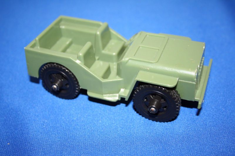 VINTAGE PLASTIC ARMY JEEP  tootsie toy usa  