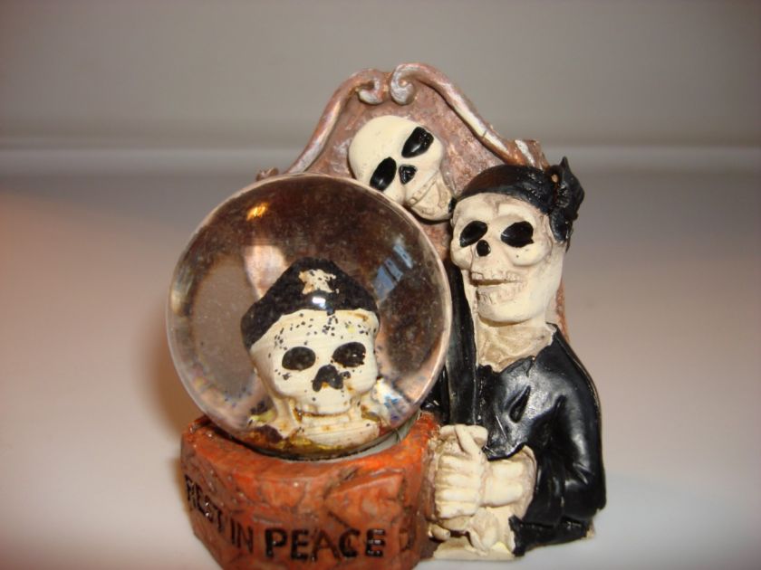 HALLOWEEN SNOW GLOBE SKULL RIP SCARY FUN REST IN PEACE  